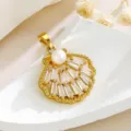 Vergoldeter Muschel Anhänger mit funkelndem Zirkonia und Perle für edlen Schmuck. - Perlenmuschel / Gold