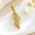 Detaillierte Nahaufnahme eines vergoldeten Zirkon-Anhängers mit exquisiter Handwerkskunst. - Anhänger / Gold