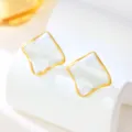 Raffinati orecchini geometrici in acciaio al titanio con smalto bianco elegante. - Bianco