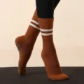 Dames bruine yogasokken met witte strepen en anti slip noppen voor pilates fitness sporten - Eén maat / Karamel