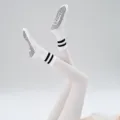 Antislip yogasokken voor dames, witte katoenen pilates fitness sokken met zwarte gripnoppen. - Eén maat / Maanlicht Wit