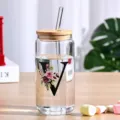 Ανθεκτικό ποτήρι borosilicate με μπαμπού καπάκι και καλαμάκι, σχέδιο floral γράμμα V. - Στυλ V