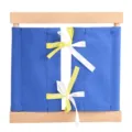 Telaio vestizione Montessori in legno per bambini, tessuto blu con fiocchi gialli e bianchi. - Blu scuro