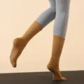 Antirutsch Yoga Socken für Damen Mittelschlauch Pilates Sport Baumwolle mit Griffpunkten - Einheitsgröße / Kurkuma