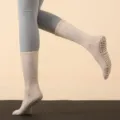 Rutschfeste Yogasocken für Damen, wadentiefe Pilates Socken aus Baumwolle mit Noppen. - Einheitsgröße / Beige