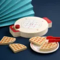 Set gioco macchina per waffle in legno rosso e beige, ottima idea regalo per bambini. - Waffliera