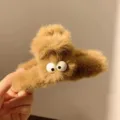 Braune Plüsch Haarklammer mit großen Augen, süßes flauschiges Haaraccessoire für den Winter. - Kaffee