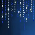 Dettaglio ghirlanda di carta con stelle e luna olografiche per feste e decorazioni. - Ghirlande di stelle e luna argento e blu da 4m