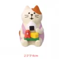 Vista dettagliata della simpatica statuetta di gatto in resina con onigiri per scrivania. - Gatto della fortuna con vaso colorato