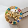 Squisita spilla con segno zodiacale Bilancia dorata con strass colorati, 2.2x2.2 cm. - Bilancia (XZ25190)