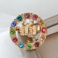 Primo piano dettagliato di una spilla zodiacale Scorpione dorata con strass di cristallo. - Scorpione (XZ25191)