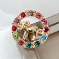 Dettaglio spilla animale zodiacale dorata, strass colorati brillanti, accessorio di gioielleria. - Ariete (XZ25184)