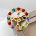 Dettaglio della spilla con segno zodiacale Sagittario in metallo dorato e strass colorati. - Sagittario (XZ25192)