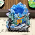 Souvenir de voyage Mont Changbai aimant de réfrigérateur en bois et époxy ski art. - Changbaishan (YSK25018) / 10x7cm