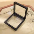 Schwarzer schwebender Bilderrahmen Display-Box mit transparenter PE-Folie für Schmuck Broschen Ring - 9x9cm Displaybox (Inklusive Zufälliger Kleiner Karte) / Schwarz