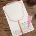Traditioneller chinesischer runder Fächer aus transparenter Seide mit Holzgriff und Quaste. - Buchenholz Fliegender Unsterblicher - Rosa Rand
