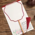 Detailaufnahme eines klassischen chinesischen runden Fächers mit weißem Seidenstoff. - Buchenholz Fliegender Unsterblicher - Roter Rand