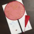Éventail rond traditionnel chinois en tissu rouge avec motif floral doré et un gland - Manche en ébène parfaitement rond - rouge - petites fleurs