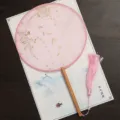 Éventail rond chinois traditionnel avec motif doré, manche en bois et pompon rose. - Manche en bois de hêtre parfaitement rond - rose - chatons de saule