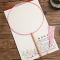 Detailansicht eines leeren runden Seidenfachers mit Holzgriff und rosa Quaste für DIY. - Buchenholz - Rund - Rosa Rand