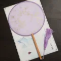Éventail rond chinois traditionnel avec tissu violet, manche en bois et gland élégant. - Manche en bois de hêtre - Petites fleurs violettes