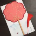 Éventail rond traditionnel chinois en tissu rouge imprimé floral doré avec manche en bois. - Manche en hêtre à huit pétales - Chatons rouges