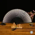 Eventail pliant de style chinois avec support en bois et pompon, elegant motif de fleur de prunier. - Longueur env. 21CM / Taille 8
