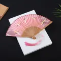 Ventaglio pieghevole rosa in stile cinese con motivo gru, ventaglio portatile in bambù. - Rosa gru della Manciuria