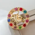 Elegante spilla con segno zodiacale del leone dorato con strass colorati, accessorio alla moda. - Leone (XZ25188)