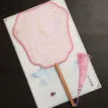 Éventail rond traditionnel chinois rose avec motif doré, manche en bois et gland. - Bois de hêtre Feixian - Chatons roses
