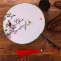 Éventail rond traditionnel chinois avec motif de magnolias et d'oiseaux, manche en bois. - Peinture de motif d'orchidée