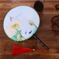 Éventail rond traditionnel chinois avec fleur de lotus, manche noir et pompon rouge. - Libellule & Lotus