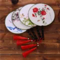 Éventail rond traditionnel chinois peint de belles fleurs, poignée noire et gland rouge. - Envoi mixte du vendeur