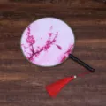 Éventail rond chinois traditionnel avec motif de fleurs de prunier roses et gland rouge. - Nouveau Style de Maquillage Rouge