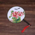 Eventail rond traditionnel chinois avec motif de pivoines, manche en bois et pompon rouge. - Pivoine et oiseau