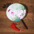 Éventail rond classique chinois avec peinture de lotus, manche en bois et gland rouge chic - Lune de l'aube, libellule et lotus