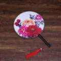 Eventail rond traditionnel chinois avec un magnifique motif floral de pivoine et gland rouge. - Nouvelle Pivoine à Main Levée