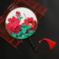 Éventail rond traditionnel chinois en soie avec imprimé pivoine élégant et pompon rouge vif. - Bleu avec Pivoines