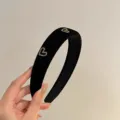 Elegante zwarte fluwelen haarband met sprankelende strass-hartdetails voor dames. - Zwart