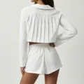 Weißes plissiertes langärmliges Crop-Top und High-Waist-Shorts Tennis Sportswear Set. - S / Oberteile / Weiß