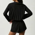 Schwarzes langärmliges Crop-Top mit Plissee-Rücken und passenden Sport-Shorts Set. - S / Oberteile / Schwarz