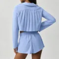 Rückdetail des hellblauen kurzen Langarmtops mit Plissee-Design und passenden Shorts. - S / Oberteile / Blau