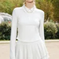 Ensemble de fitness blanc haut polo manches longues demi-zip et jupe de tennis plissée. - S / Hauts / Blanc