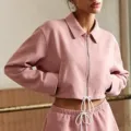 Veste de survêtement courte rose zippée avec pantalon assorti et cordons ajustables. - S / Hauts / Rose
