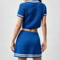 Ensemble de tennis en tricot bleu avec un polo court et une jupe assortie à rayures. - S / Bas / Bleu
