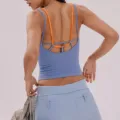 Vista detallada del diseño de las tiras traseras y la textura acanalada de la camiseta. - S / Azul