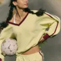 Ensemble de sport de loisirs pour femmes, sweat-shirt jaune à manches longues et rayures. - S / Hauts / Jaune (Haut)