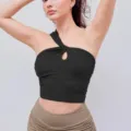 Top court noir asymétrique avec découpe torsadée, vêtement de sport élégant pour femme. - M / Hauts / QS24206C-noir