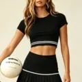 Ensemble de sport noir pour femme avec crop top ajusté et jupe de tennis plissée. - S / Hauts / Noir