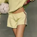 Ensemble de sport jaune décontracté avec sweat confortable et short taille haute à bandes. - S / Bas / Jaune (Shorts)